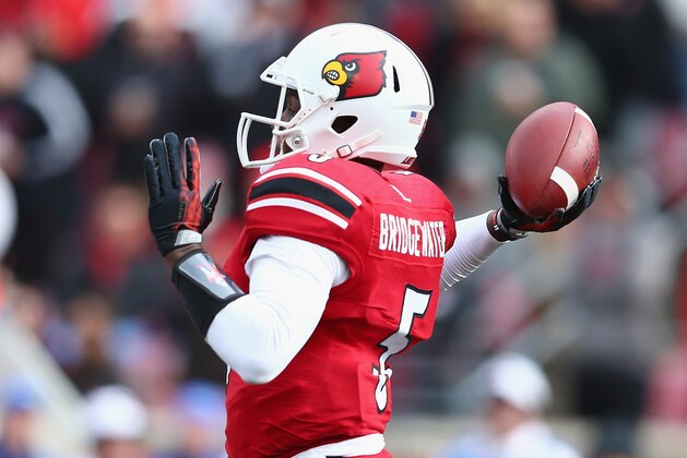 LOUISVILLE, KY - NOVEMBER 23:  Teddy Bridgewater #5 of the Louisville Cardinals throws the ball during the game against the Memphis Tigers at Papa John's Cardinal Stadium on November 23, 2013 in Louisville, Kentucky.  (Photo by Andy Lyons/Getty Images)