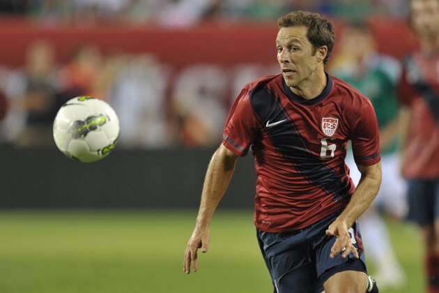 PHILADELPHIA, PA- AUGUST 10: Steve Cherundolo #6 of the United States plays the ball during the game against Mexico at Lincoln Financial Field on August 10, 2011 in Philadelphia, Pennsylvania. (Photo by Drew Hallowell/Getty Images)