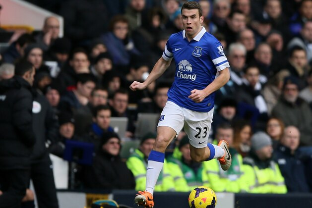 Everton's Seamus Coleman looks to pass the ball during the English Premier League soccer match between Tottenham Hotspur and Everton at the White Hart Lane stadium in London, Sunday, Feb. 9, 2014. (AP Photo/Alastair Grant)