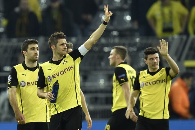 Dortmund's scorer Sebastian Kehl, second left, shows the victory sign after the UEFA Champions League last 16 second leg soccer match between Borussia Dortmund and FC Zenit in Dortmund, Germany, Wednesday, March 19, 2014. Zenit defeated Dortmund by 2-1. (AP Photo/Martin Meissner)