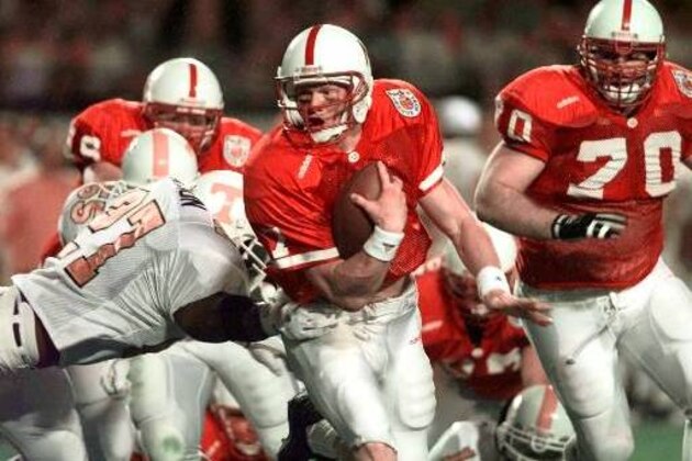 Nebraska quarterback Scott Frost carries the ball past Tenessee defender Al Wilson (27), left, as Nebraska's Eric Anderson (70), right, follows the play during second quarter action of the Orange Bowl at Pro Player Stadium in Miami Friday, Jan. 2, 1998. (AP Photo/Susan Walsh)
