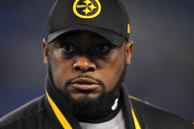 ARCHIVO - En esta foto del 28 de noviembre de 2013, el entrenador jefe de los Steelers de Pittsburgh Mike Tomlin observa el calentamiento de sus jugadores antes de un partido de la NFL contra los Ravens de Baltimore, in Baltimore. Tomlin se disculpó el martes 3 de diciembre de 2013 por estar cerca de interferir con la devolución de patada de Jacoby Jones, de los Ravens, en el tercer cuarto de la victoria de Baltimore por 22-20 en la noche de Acción de Gracias, un gesto que calificó como