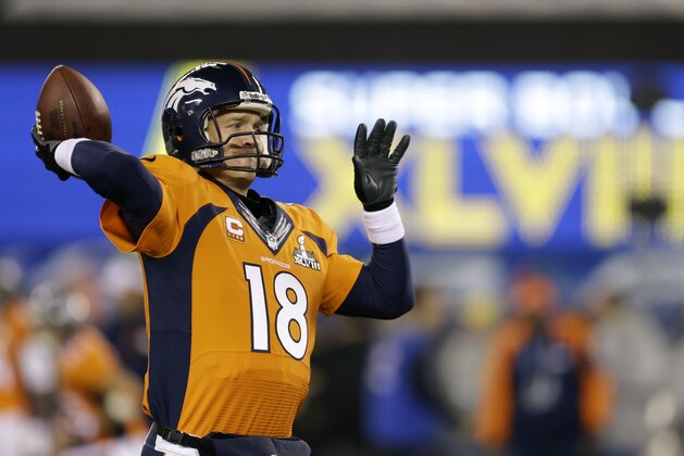 Peyton Manning, de los Broncos de Denver, calienta el brazo antes del Super Bowl XLVIII frente a los Seahawks de Seattle, el domingo 2 de febrero de 2014, en East Rutherford, Nueva Jersey (AP Foto/Jeff Roberson)