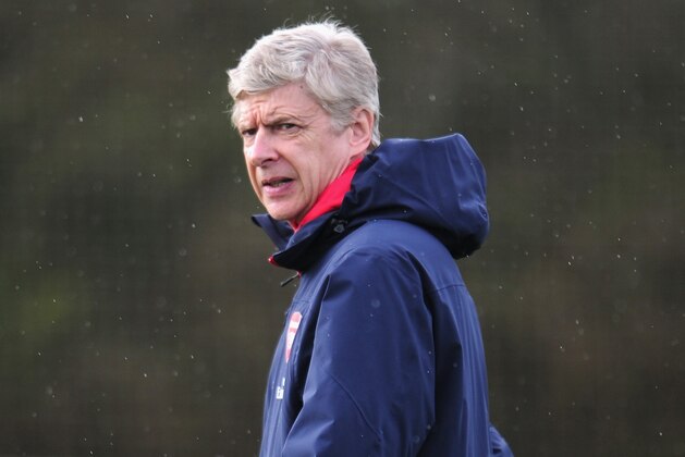 ST ALBANS, ENGLAND - FEBRUARY 18:  Arsenal manager Arsene Wenger during a training session at London Colney on February 18, 2014 in St Albans, England.  (Photo by Shaun Botterill/Getty Images)