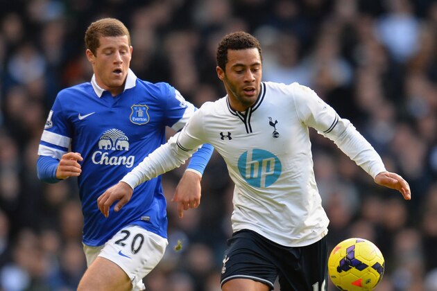 LONDON, ENGLAND - FEBRUARY 09:  Mousa Dembele of Tottenham Hotspur is challenged by Ross Barkley of Everton during the Barclays Premier League match between Tottenham Hotspur and Everton at White Hart Lane on February 9, 2014 in London, England.  (Photo by Shaun Botterill/Getty Images)