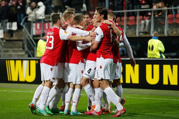 ALKMAAR, NETHERLANDS - FEBRUARY 27:  Nick Viergever #4 of AZ is congratulated by team mates after he scores his teams first goal during the UEFA Europa League Round of 32 match between AZ Alkmaar and FC Slovan Liberec at the AZ Stadium on February 27, 2014 in Alkmaar, Netherlands.  (Photo by Dean Mouhtaropoulos/Getty Images)