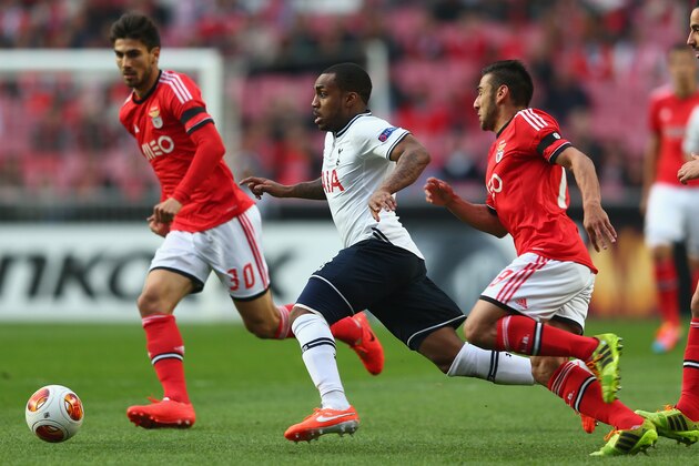 LISBON, PORTUGAL - MARCH 20:  Danny Rose (C) of Tottenham Hotspur cuts betweeny Eduardo Salvio (R) of SL Benfica and Andre Gomes (L) during the UEFA Europa League Round of 16 2nd leg match between  SL Benfica and Tottenham Hotspur at Estadio da Luz on March 20, 2014 in Lisbon, Portugal.  (Photo by Michael Steele/Getty Images)