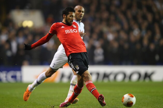LONDON, ENGLAND - MARCH 13:  Ezequiel Garay of Benfica clears the ball from Younes Kaboul of Tottenham Hotspur during the UEFA Europa League Round of 16 first leg match between Tottenham Hotspur FC and SL Benfica at White Hart Lane on March 13, 2014 in London, England.  (Photo by Clive Rose/Getty Images)