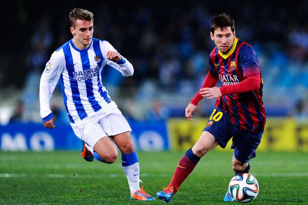 SAN SEBASTIAN, SPAIN - FEBRUARY 12:  Lionel Messi of FC Barcelona runs with the ball chased by Antoine Griezmann of Real Sociedad during the Copa del Rey Semi Final second leg between Real Sociedad and FC Barcelona at Anoeta Stadium on February 12, 2014 in San Sebastian, Spain.  (Photo by David Ramos/Getty Images)