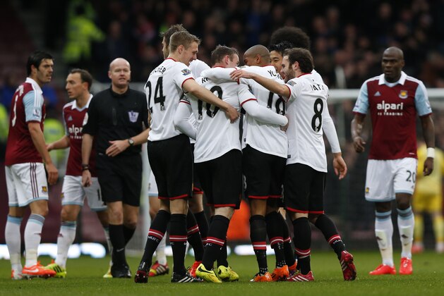 Manchester United's Wayne Rooney, center left, celebrates his goal against West Ham United with teammates during their English Premier League soccer match at Upton Park, London, Saturday, March 22, 2014. (AP Photo/Sang Tan)