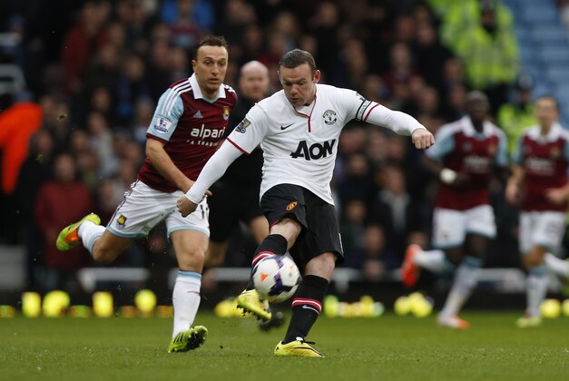 Manchester United's Wayne Rooney, right, scores from 45 yards out against West Ham United during their English Premier League soccer match at Upton Park, London, Saturday, March 22, 2014. (AP Photo/Sang Tan)