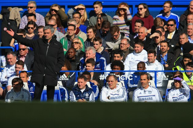 LONDON, ENGLAND - MARCH 22:  Jose Mourinho manager of Chelsea gives instructions on the touchline during the Barclays Premier League match between Chelsea and Arsenal at Stamford Bridge on March 22, 2014 in London, England.  (Photo by Richard Heathcote/Getty Images)