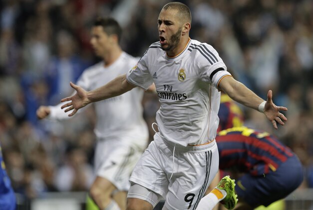 Real Madrid's Karim Benzema celebrates after scoring against FC Barcelona during a Spanish La Liga soccer match at the Santiago Bernabeu stadium in Madrid, Sunday March 23, 2014. (AP Photo/Paul White)