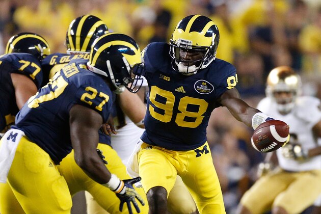 ANN ARBOR, MI - SEPTEMBER 07: Devin Gardner #98 of the Michigan Wolverines hands off to Derrick Green #27 against the Notre Dame Fighting Irish at Michigan Stadium on September 7, 2013 in Ann Arbor, Michigan. (Photo by Gregory Shamus/Getty Images)