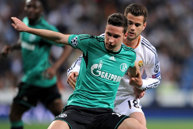 MADRID, SPAIN - MARCH 18:  Julian Draxler of Schalke controls the ball under pressure from Nacho Fernandez of Real Madrid during the UEFA Champions League Round of 16, second leg match between Real Madrid and FC Schalke 04 at Estadio Santiago Bernabeu on March 18, 2014 in Madrid, Spain.  (Photo by Denis Doyle/Getty Images)