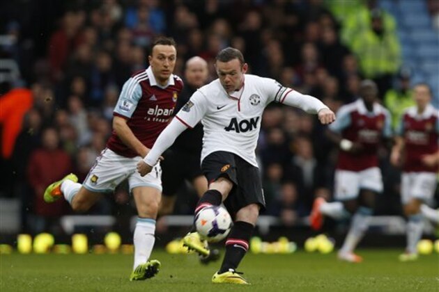 Manchester United's Wayne Rooney, right, scores from long range against West Ham United during their English Premier League soccer match at Upton Park, London, Saturday, March 22, 2014. (AP Photo/Sang Tan)