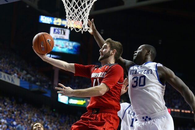 LEXINGTON, KY - DECEMBER 28:  Luke Hancock #11 of the Louisville Cardinals shoots the ball while defended by Julius Randle #30 of the Kentucky Wildcats during the game at Rupp Arena on December 28, 2013 in Lexington, Kentucky.  (Photo by Andy Lyons/Getty Images)