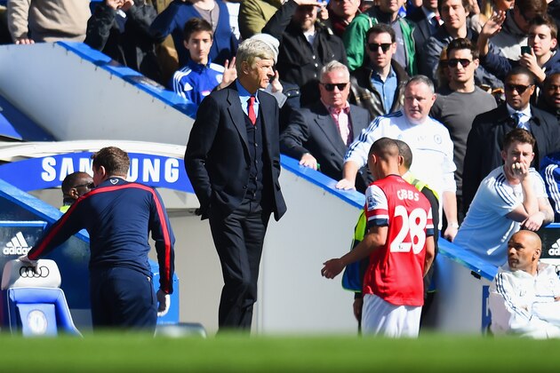 LONDON, ENGLAND - MARCH 22:  Arsene Wenger manager of Arsenal looks on a Kieran Gibbs of Arsenal heads down the tunnel after being shown a straight red during the Barclays Premier League match between Chelsea and Arsenal at Stamford Bridge on March 22, 2014 in London, England.  (Photo by Shaun Botterill/Getty Images)