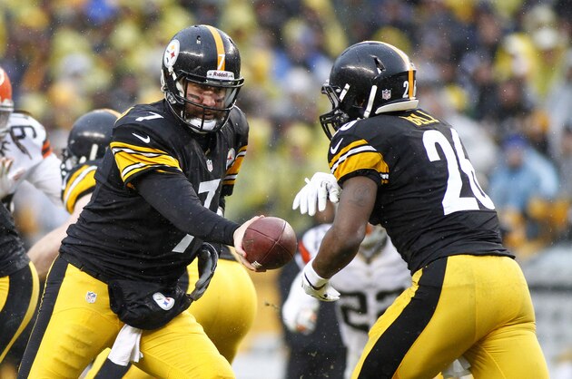 PITTSBURGH, PA - DECEMBER 29:  Ben Roethlisberger #7 of the Pittsburgh Steelers handles off to Le'Veon Bell #26 against the Cleveland Browns during the game on December 29, 2013 at Heinz Field in Pittsburgh, Pennsylvania.  (Photo by Justin K. Aller/Getty Images)