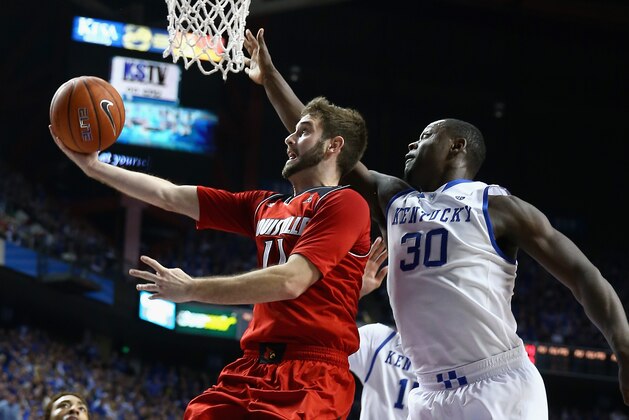 LEXINGTON, KY - DECEMBER 28:  Luke Hancock #11 of the Louisville Cardinals shoots the ball while defended by Julius Randle #30 of the Kentucky Wildcats during the game at Rupp Arena on December 28, 2013 in Lexington, Kentucky.  (Photo by Andy Lyons/Getty Images)