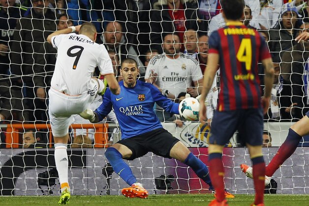 Real's Karim Benzema, left, scores a goal during a Spanish La Liga soccer match between Real Madrid and FC Barcelona at the Santiago Bernabeu stadium in Madrid, Spain, Sunday, March 23, 2014. (AP Photo/Andres Kudacki) Real's Karim Benzema, left, scores a goal during a Spanish La Liga soccer match between Real Madrid and FC Barcelona at the Santiago Bernabeu stadium in Madrid, Spain, Sunday, March 23, 2014. (AP Photo/Andres Kudacki)