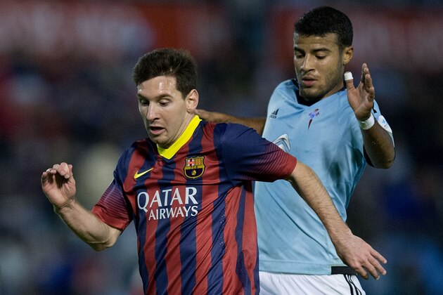 VIGO, SPAIN - OCTOBER 29:  Lionel Messi (L) of FC Barcelona competes for the ball with Rafinha Alcantara (R) of RC Celta de Vigo during the La Liga match between RC Celta de Vigo and FC Barcelona at Estadio Balaidos on October 29, 2013 in Vigo, Spain.  (Photo by Gonzalo Arroyo Moreno/Getty Images)