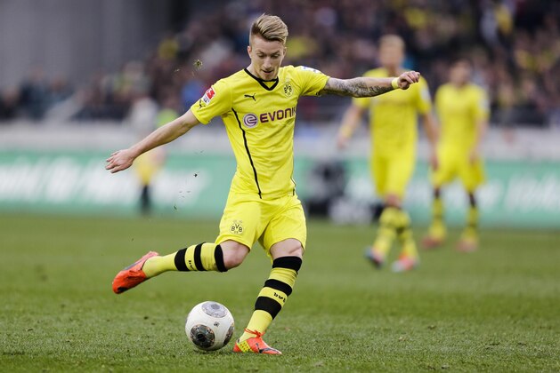 Dortmund's Marco Reus plays the ball during the German first division Bundesliga soccer match between Hannover 96 and BvB Borussia Dortmund in Hannover, Germany, Saturday, March 22, 2014. (AP Photo/Markus Schreiber). Dortmund's Marco Reus plays the ball during the German first division Bundesliga soccer match between Hannover 96 and BvB Borussia Dortmund in Hannover, Germany, Saturday, March 22, 2014. (AP Photo/Markus Schreiber).