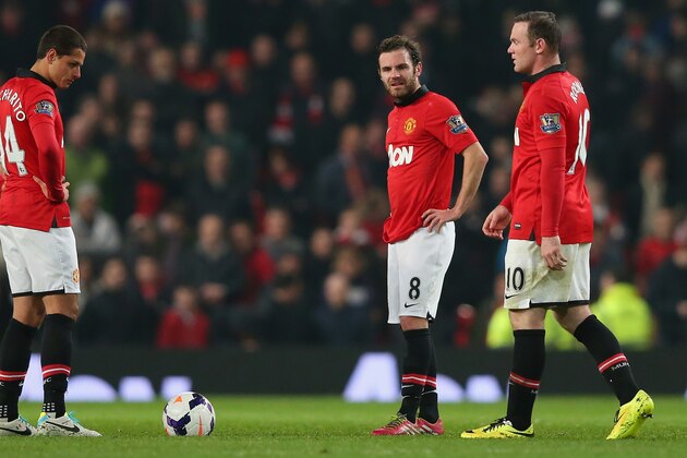 MANCHESTER, ENGLAND - MARCH 25:  Javier Hernandez of Manchester United and team-mates Juan Mata and Wayne Rooney (R) look dejected after conceding the third goal during the Barclays Premier League match between Manchester United and Manchester City at Old Trafford on March 25, 2014 in Manchester, England.  (Photo by Alex Livesey/Getty Images)