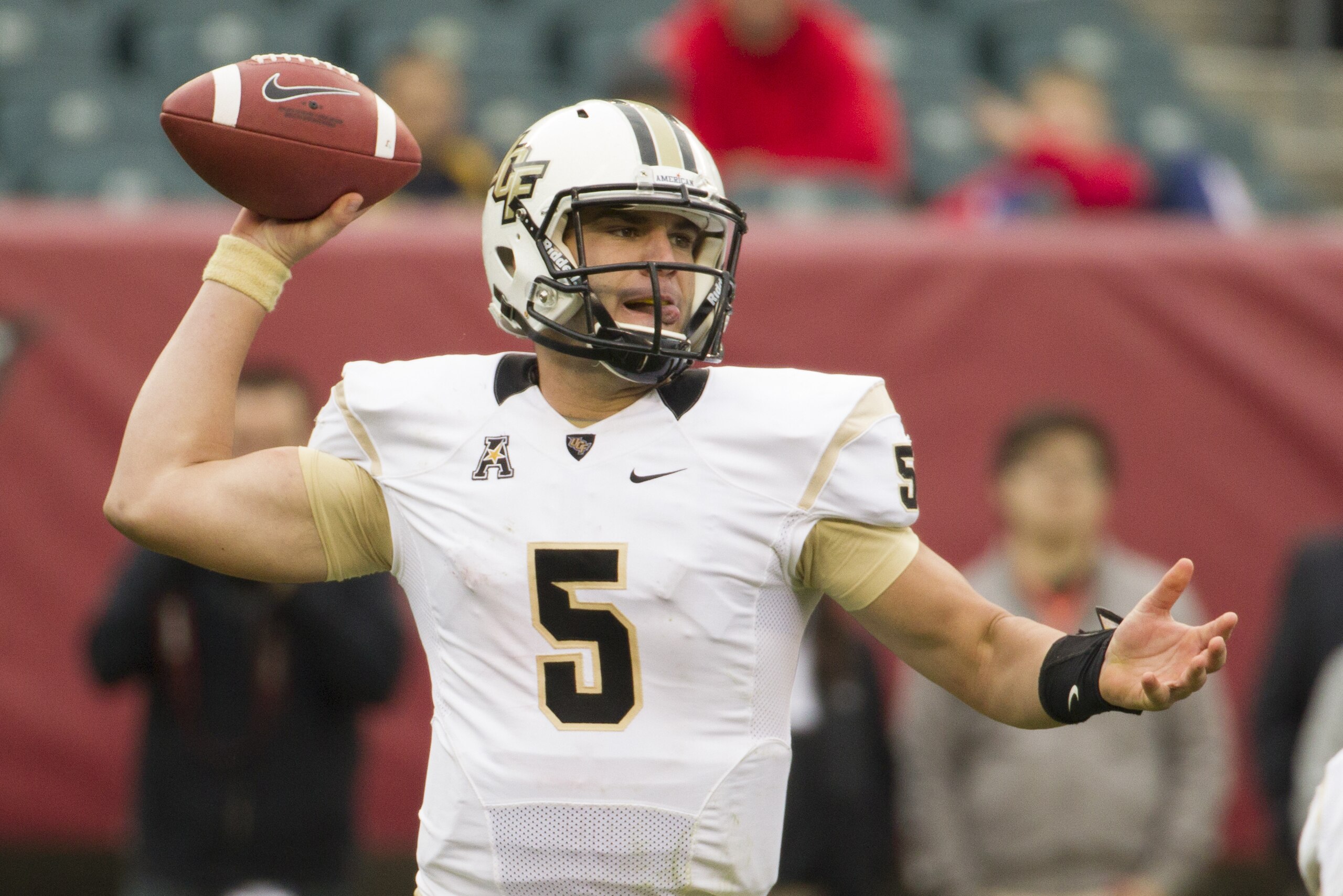 Central Florida quarterback Blake Bortles (5) throws a pass during the fourth quarter of an NCAA college football game against the Temple, Saturday, Nov. 16, 2013, in Philadelphia.  Central Florida win 39-36.  (AP Photo/Chris Szagola)
