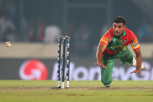 DHAKA, BANGLADESH - MARCH 25:  Ziaur Rahman (L) of Bangladesh misses the stumps as he attempts to run out Marlon Samuels of the West Indies during the ICC World Twenty20 Bangladesh 2014 match between Bangladesh and the West Indies at Sher-e-Bangla Mirpur Stadium on March 25, 2014 in Dhaka, Bangladesh.  (Photo by Scott Barbour/Getty Images)