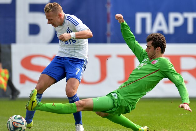 KHIMKI, RUSSIA - MARCH 23: Balazs Dzsudzsak (L) of FC Dinamo Moscow challenged by Cesar Navas of FC Rubin Kazan during the Russian Premier League match between FC Dinamo Moscow and FC Rubin Kazan at the Arena Khimki Stadium on March 23, 2014 in Khimki, Russia.  (Photo by Epsilon/Getty Images)