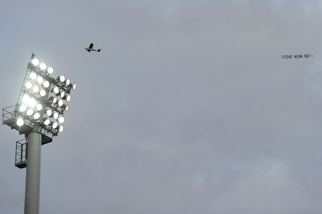 BLACKBURN, ENGLAND - NOVEMBER 05:  A plane flies overhead displaying an anti-Steve Kean banner during the Barclays Premier League match between Blackburn Rovers and Chelsea at Ewood Park on November 5, 2011 in Blackburn, England. (Photo by Laurence Griffiths/Getty Images)