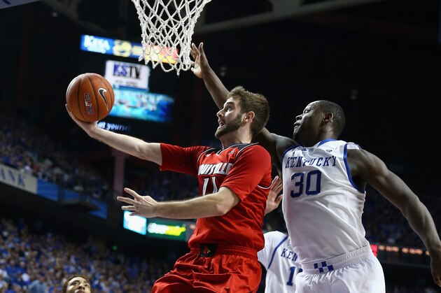LEXINGTON, KY - DECEMBER 28:  Luke Hancock #11 of the Louisville Cardinals shoots the ball while defended by Julius Randle #30 of the Kentucky Wildcats during the game at Rupp Arena on December 28, 2013 in Lexington, Kentucky.  (Photo by Andy Lyons/Getty Images)