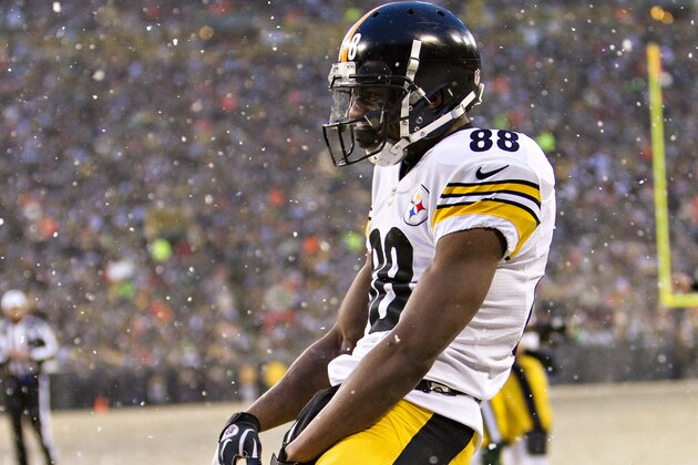 GREEN BAY, WI - DECEMBER 22:  Emmanuel Sanders #88 of the Pittsburgh Steelers does his dance after catching a touchdown pass against the Green Bay Packers at Lambeau Field on December 22, 2013 in Green Bay, Wisconsin.  (Photo by Wesley Hitt/Getty Images)