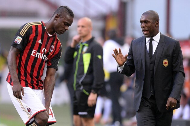 MILAN, ITALY - MARCH 16:  Head coach AC Milan Clarence Seedorf (R) and Mario Balotelli talk during the Serie A match between AC Milan and Parma FC at San Siro Stadium on March 16, 2014 in Milan, Italy.  (Photo by Claudio Villa/Getty Images)
