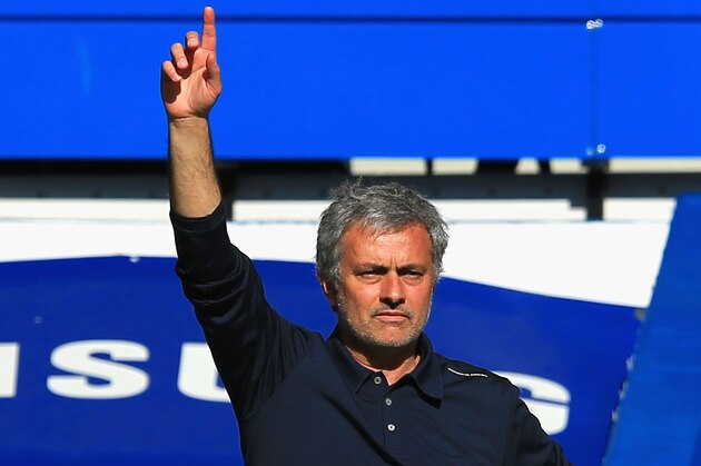 LONDON, ENGLAND - MARCH 22:  Jose Mourinho manager of Chelsea points during the Barclays Premier League match between Chelsea and Arsenal at Stamford Bridge on March 22, 2014 in London, England.  (Photo by Richard Heathcote/Getty Images)