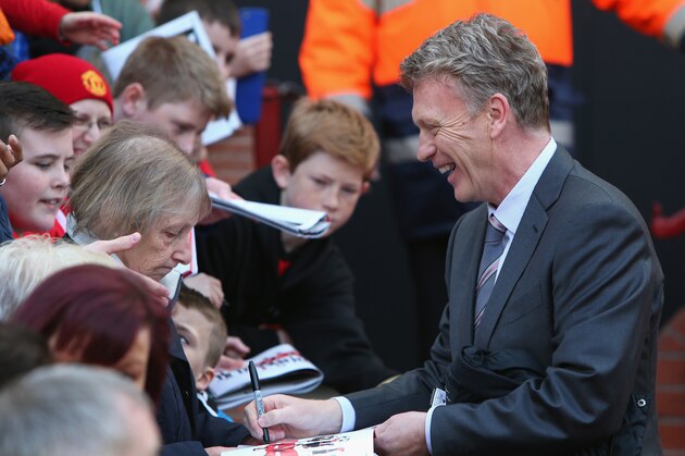 MANCHESTER, ENGLAND - MARCH 29:  Manchester United Manager David Moyes signs autographs prior to the Barclays Premier League match between Manchester United and Aston Villa at Old Trafford on March 29, 2014 in Manchester, England.  (Photo by Alex Livesey/Getty Images)