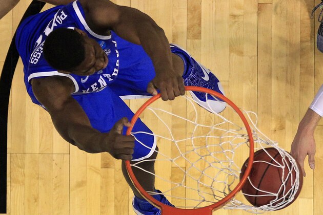 Kentucky's Alex Poythress dunks during the first half of a third-round game against Wichita State of the NCAA college basketball tournament Sunday, March 23, 2014, in St. Louis. Kentucky won 78-76. (AP Photo/Jeff Roberson)