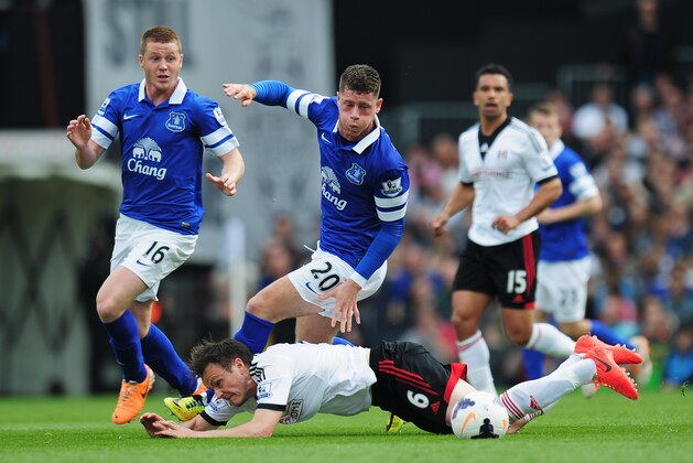 LONDON, ENGLAND - MARCH 30:  Ross Barkley of Everton challenges William Kvist of Fulham during the Barclays Premier League match between Fulham and Everton at Craven Cottage on March 30, 2014 in London, England.  (Photo by Shaun Botterill/Getty Images)