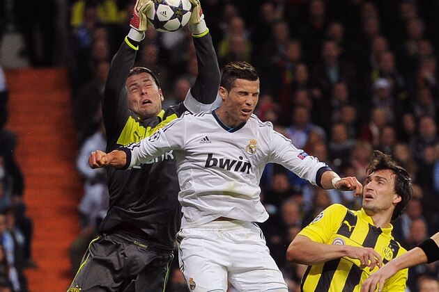 MADRID, SPAIN - APRIL 30: goalkeeper Roman Weidenfeller (L) of Borussia Dortmund stops a header from Cristiano Ronaldo (2ndR) of Real Madrid CF during the UEFA Champions League Semifinal second leg match between Real Madrid CF and Borussia Dortmund at Estadio Santiago Bernabeu on April 30, 2013 in Madrid, Spain.  (Photo by Gonzalo Arroyo Moreno/Getty Images)