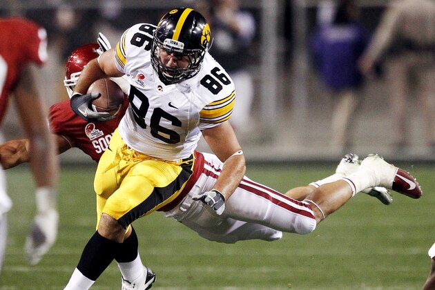 Iowa tight end C.J. Fiedorowicz (86) eludes the reach of Oklahoma linebacker Travis Lewis during the first half of the Insight Bowl NCAA college football game, Friday, Dec. 30, 2011, in Tempe, Ariz. (AP Photo/Matt York)