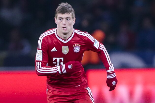 Bayern's Toni Kroos plays the ball during the first division Bundesliga soccer match between Hertha BSC and FC Bayern Munich in Berlin, Tuesday, March 25, 2014. (AP Photo/Markus Schreiber)
