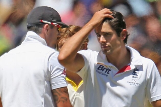 MELBOURNE, AUSTRALIA - DECEMBER 29:  English captain Alastair Cook (C) looks dejected as Australian captain Michael Clarke shakes the hand of Kevin Pietersen of England after Australia won the match during day four of the Fourth Ashes Test Match between Australia and England at Melbourne Cricket Ground on December 29, 2013 in Melbourne, Australia.  (Photo by Scott Barbour/Getty Images)