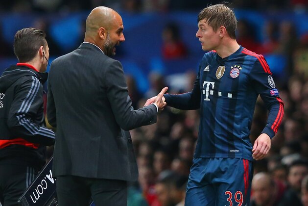 MANCHESTER, ENGLAND - APRIL 01:  Pep Guardiola head coach of Bayern Muenchen has words with Toni Kroos of Bayern Muenchen during the UEFA Champions League Quarter Final first leg match between Manchester United and FC Bayern Muenchen at Old Trafford on April 1, 2014 in Manchester, England.  (Photo by Alex Livesey/Getty Images)
