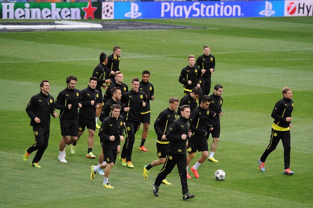 MADRID, SPAIN - APRIL 01:  Borussia Dortmund players warm up during their training session at Santiago Bernabeu stadium ahead of the UEFA Champions League quarter-final match between Real Madrid and Borussia Dortmund on April 1, 2014 in Madrid, Spain.  (Photo by Denis Doyle//Getty Images)