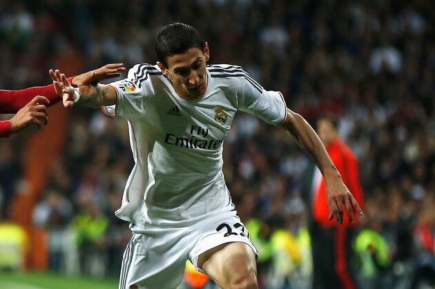 MADRID, SPAIN - MARCH 23:  Angel Di Maria of Real Madrid is challenged by Neymar of Barcelona during the La Liga match between Real Madrid CF and FC Barcelona at the Bernabeu on March 23, 2014 in Madrid, Spain.  (Photo by Gonzalo Arroyo Moreno/Getty Images)