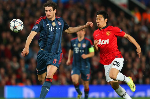 MANCHESTER, ENGLAND - APRIL 01:  Shinji Kagawa of Manchester United closes down Javi Martinez of Bayern Muenchen during the UEFA Champions League Quarter Final first leg match between Manchester United and FC Bayern Muenchen at Old Trafford on April 1, 2014 in Manchester, England.  (Photo by Alex Livesey/Getty Images)