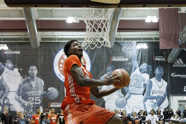 McDonald's East All-American Justise Winslow, of Houston, Texas, competes in the slam dunk contest during the McDonald's All-American Jam Fest at the University of Chicago in Chicago, on Monday, March 31, 2014. (AP Photo/Andrew A. Nelles)
