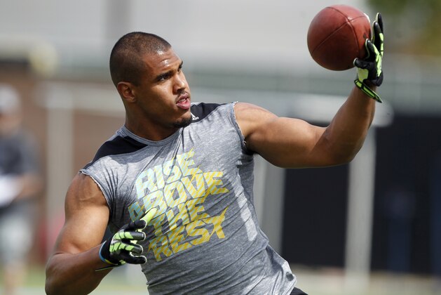 Linebacker Anthony Barr pulls in a pass during UCLA Pro Day at Spaulding Field on Tuesday, March 11, 2014, in Los Angeles.  (AP Photo/Alex Gallardo)