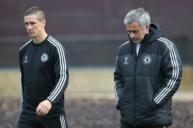 COBHAM, ENGLAND - OCTOBER 21: Chelsea manager Jose Mourinho chats with Fernando Torres during a Chelsea training session ahead of their UEFA Champions League Group E match against Schalke on October 21, 2013 in Cobham, England, (Photo by Charlie Crowhurst/Getty Images) COBHAM, ENGLAND - OCTOBER 21: Chelsea manager Jose Mourinho chats with Fernando Torres during a Chelsea training session ahead of their UEFA Champions League Group E match against Schalke on October 21, 2013 in Cobham, England, (Photo by Charlie Crowhurst/Getty Images)